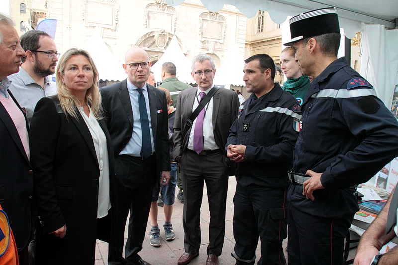 Le village de la sécurité a été officiellement ouvert par Olivier de Mazières, préfet de police des Bouches-du-Rhône, Jean Rampon, directeur de cabinet du préfet de la région et Caroline Pozmentier-Sportich, adjointe au maire en charge de la sécurité (Photo Robert Poulain) Le village de la sécurité a été officiellement ouvert par Olivier de Mazières, préfet de police des Bouches-du-Rhône, Jean Rampon, directeur de cabinet du préfet de la région et Caroline Pozmentier-Sportich, adjointe au maire en charge de la sécurité (Photo Robert Poulain)