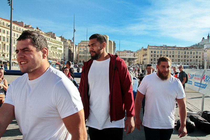 Les internationaux Guilhem Guirado, Romain Taofifenua, Xavier Chiocci à la rencontre du Public sur le Vieux-Port (Photo Robert Poulain)