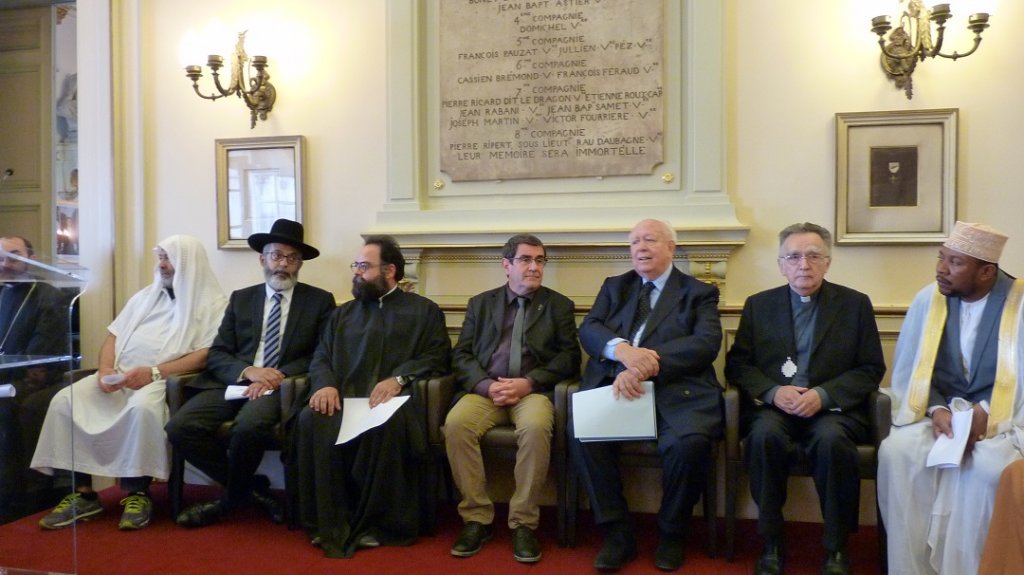 Le maire de Marseille, Jean-Claude Gaudin entouré des dignitaires religieux de Marseille Espérance (Photo Patricia Maillé-Caire)