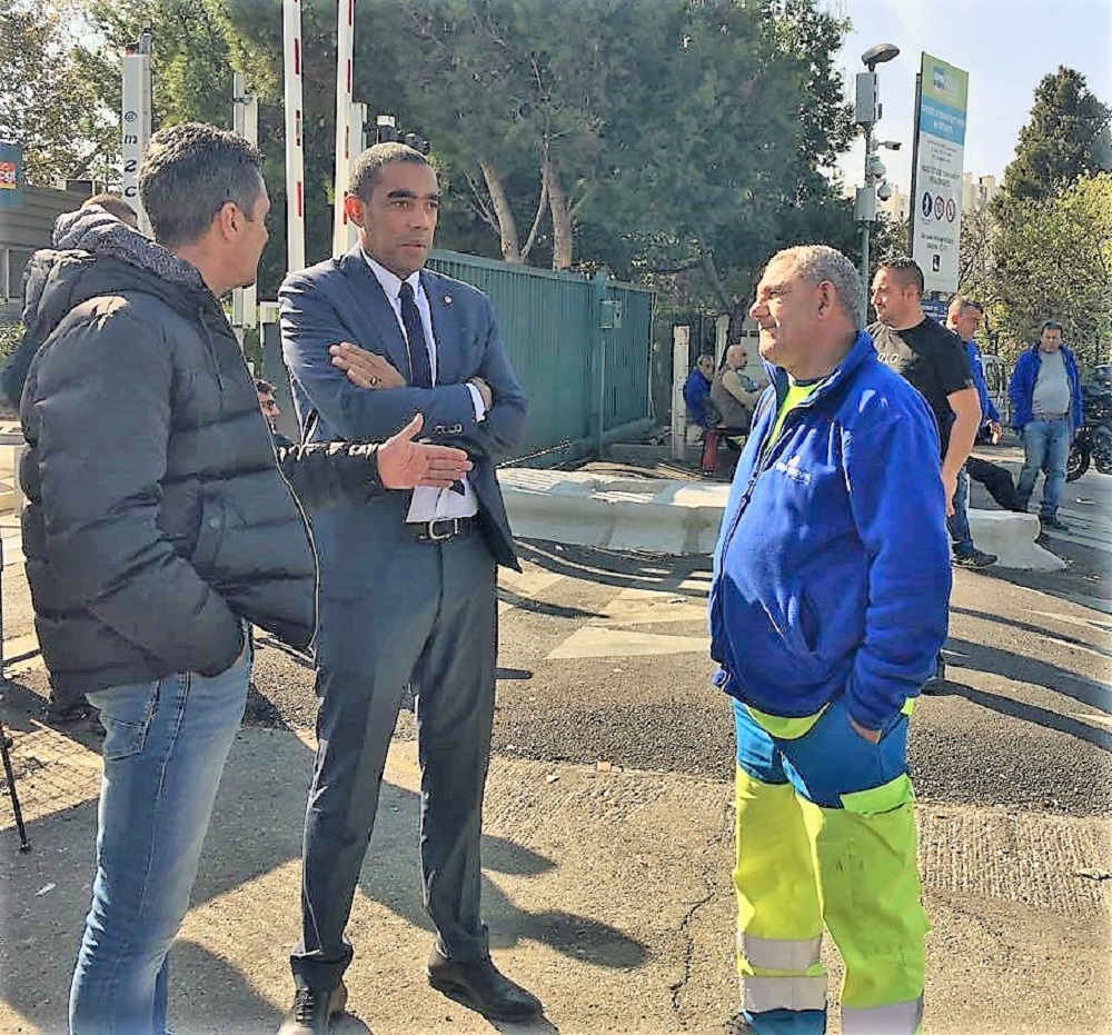 Le député Saïd Ahamada à la rencontre des grèvistes (Photo D.R -S.A.)