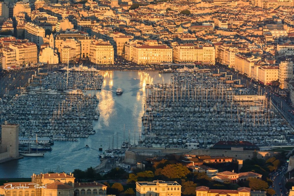 La photo du jeudi de Christophe Pinatel "Survol du Vieux-Port au soleil couchant."