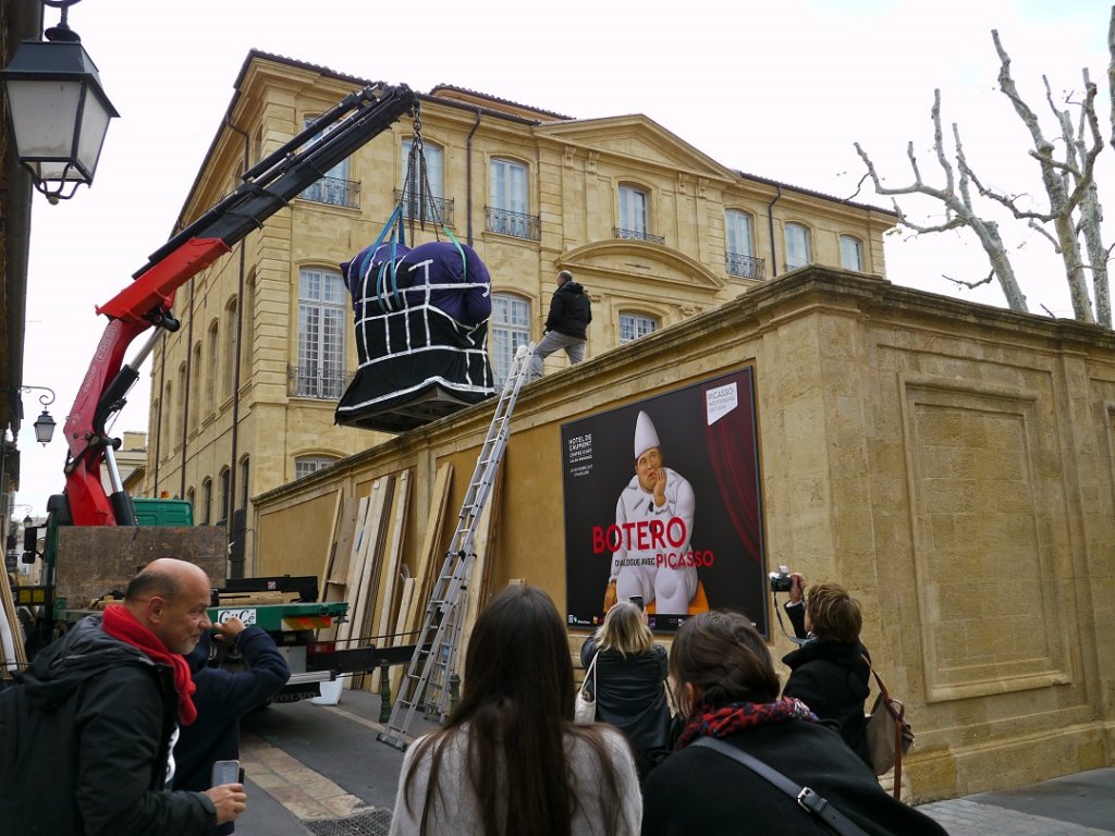Le cheval hissé par-dessus le mur de la cour de l’Hôtel avant de l’installer sur son socle (Photo Michel Egea)