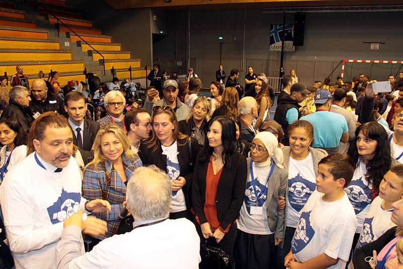 De nombreuses personnalités  représentant la diversité intercultuelle de Marseille étaient présentes à la salle Vallier ce dimanche  (Photo Robert Poulain)