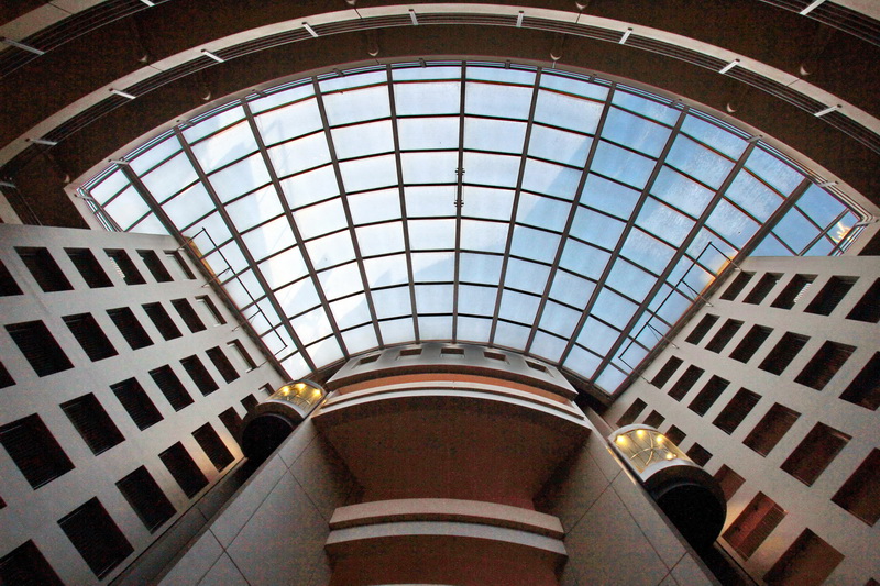 L’intérieur d’un édifice institutionnel à Marseille mais lequel ? (Photo Robert Poulain)