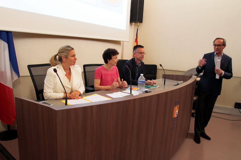 Caroline Pozmentier-Sportich,  Valérie Gerbault et debout Jérôme Cathala lors de la présentation de la 21e édition du Primed (Photo Robert Poulain)