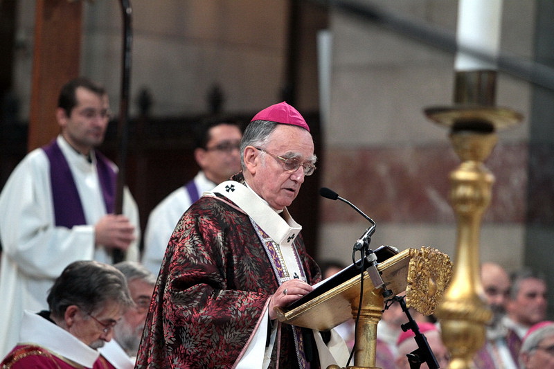 Mgr Pontier, archevêque de Marseille lit le message de condoléances du Pape François (Photo Robert Poulain)