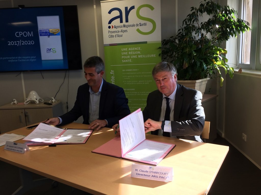 Signature du CPOM 2017-2020 entre le docteur Laurent Saccomano, président de l'URPS médecins libéraux et Claude d'Harcourt, directeur général de l'ARS Paca (Photo M.B.)