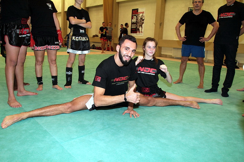 Le champion Chingiz Allazov (Bielorussie) -50 victoires, 32 KO, 2 défaites participe à la 24e édition de la Nuit des champions le 25 novembre au Palais des sports de Marseille contre Cédric Manhoef pour la ceinture NDC des 70 kg K1 Rules / 5x3- a soutenu un stage dans la salle d'Erick Romeas pour le plus grand plaisir des participants (Photo Robert Poulain)
