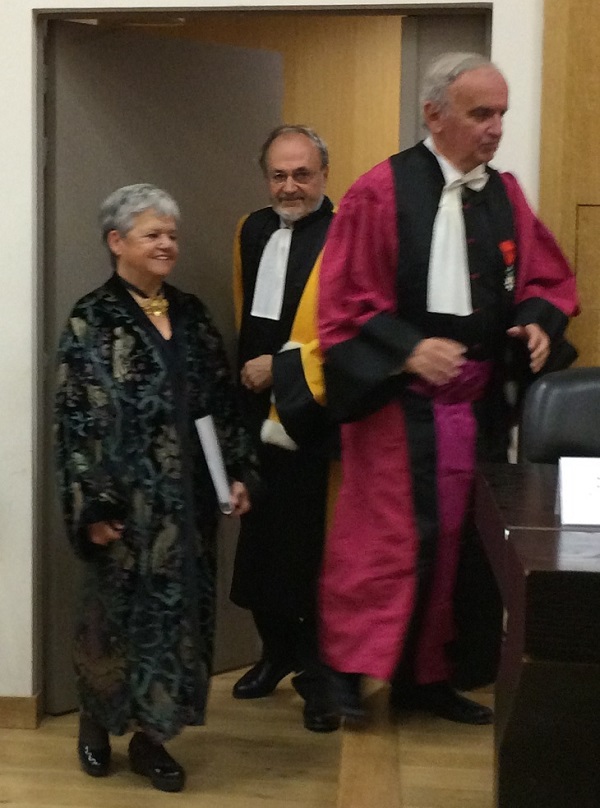 Renée Dray Bensoussan accompagnée de ses parrains Henri Tachoire (Rouge) et Régis Bertrand (Jaune pour Lettres) (Photo Mireille Bianciotto)