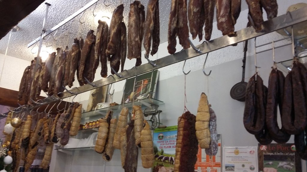 Magrets, filets mignon fumés, figatellis de Noailles...  (Photo P.M.-C.)