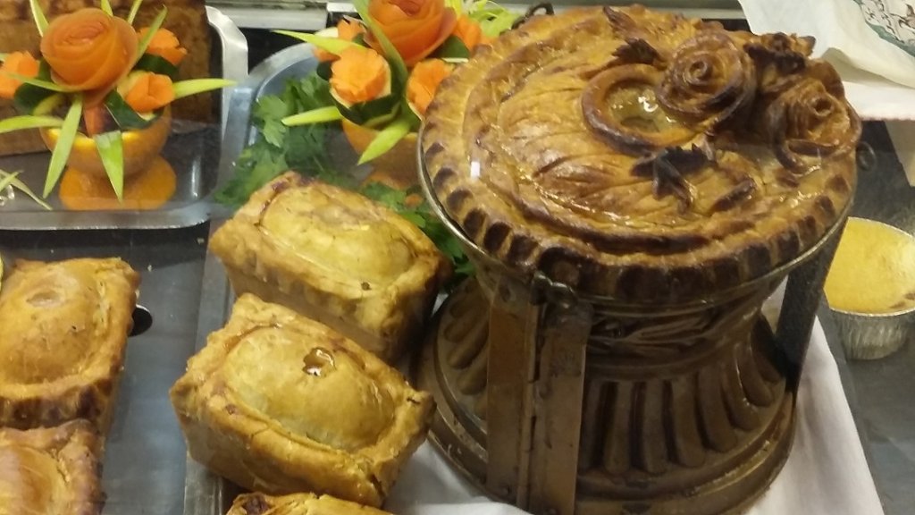 Un énorme pâté en croûte trône au milieu de la vitrine dans un moule datant de 1845 (Photo P.M.-C.)