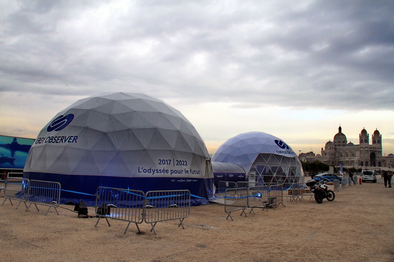 Un village implanté à proximité de l'Energy Observer accueille le public afin de présenter le catamaran et son expédition au moyen notamment d'un cinéma immersif 360° ainsi que d'une exposition interactive (Photo Robert Poulain)