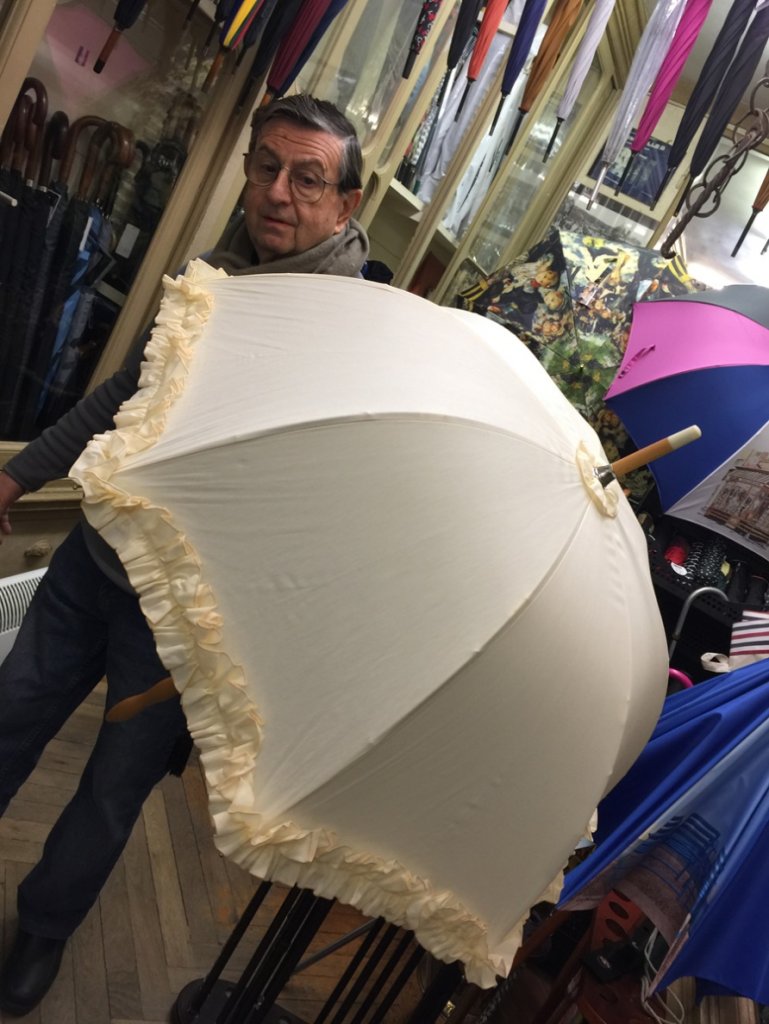 Gino a confectionné toutes les ombrelles pour le mariage du Prince Albert (Photo PRO)
