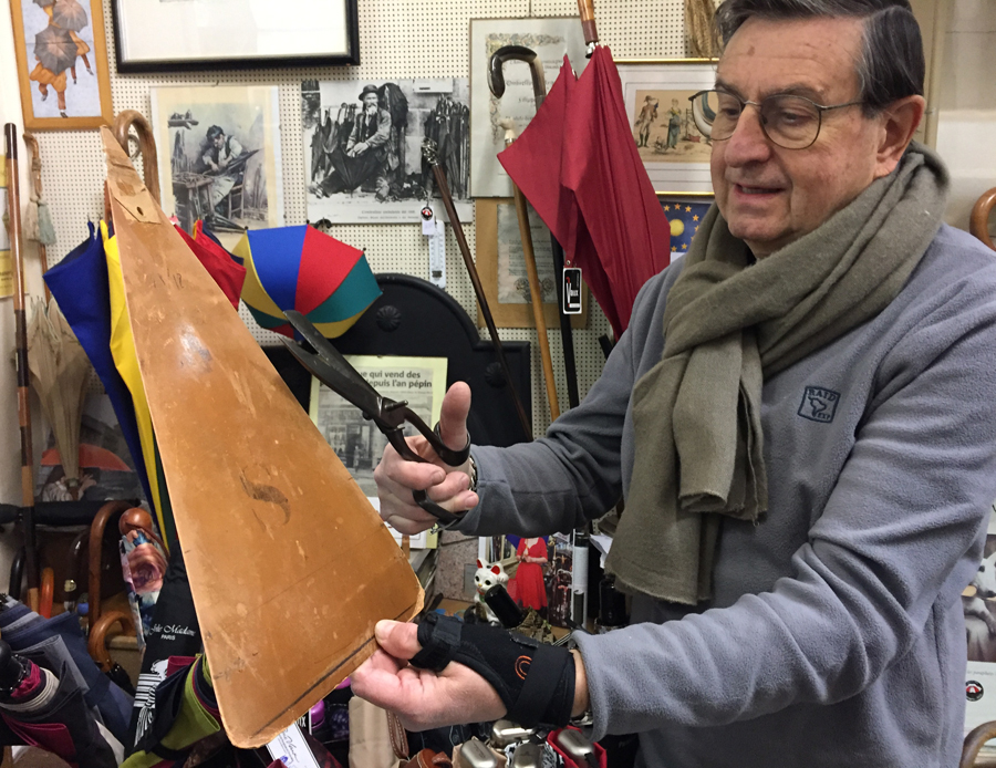 Depuis l’âge de 7 ans, il en a fabriqué des parapluies (Photo PRO)
