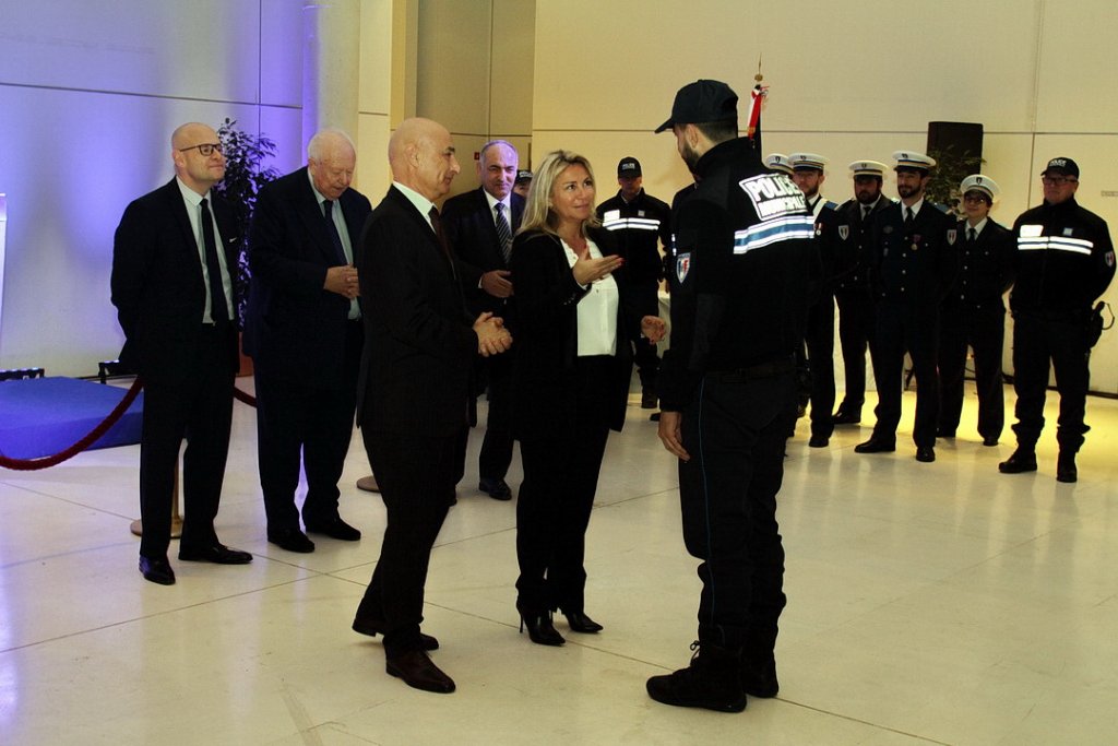 Remise de lettre de félicitations par Caroline Pozmentier-Sportich en présence de Jean-Marie Salanova, directeur départemental de la sécurité publique des Bouches-du-Rhône, du préfet de police Olivier de Mazières  et du maire de Marseille Jean-Claude gaudin (Photo Robert Poulain)