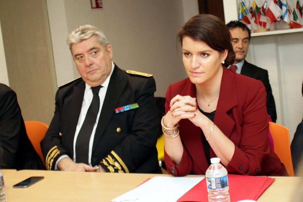 Marlène Schiappa et le préfet de région Pierre Dartout lors de la table ronde au sein au CIDFF Phocéen (Photo Robert Poulain)