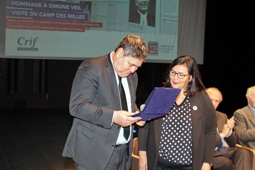 Pierre-François Veil reçoit des mains de Marie-Hélène Londner la medaille du Crif (Photo Robert Poulain)