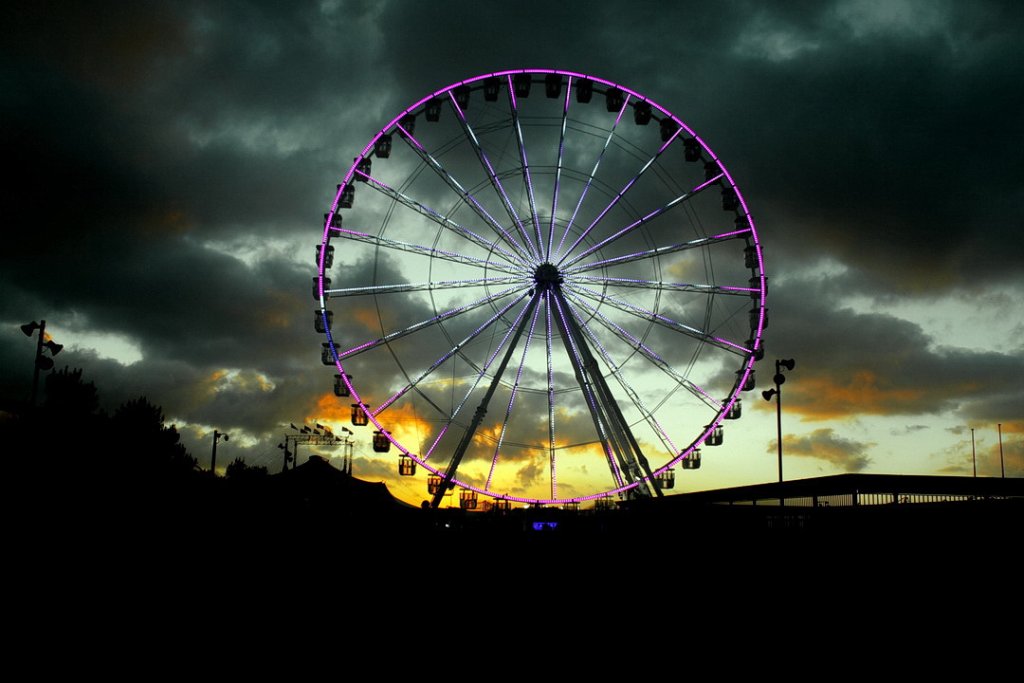 La Grande Roue de Marseille a pris ses quartiers d'hiver à proximité de la Villa Méditerranée et du Mucem (Photo Robert Poulain)