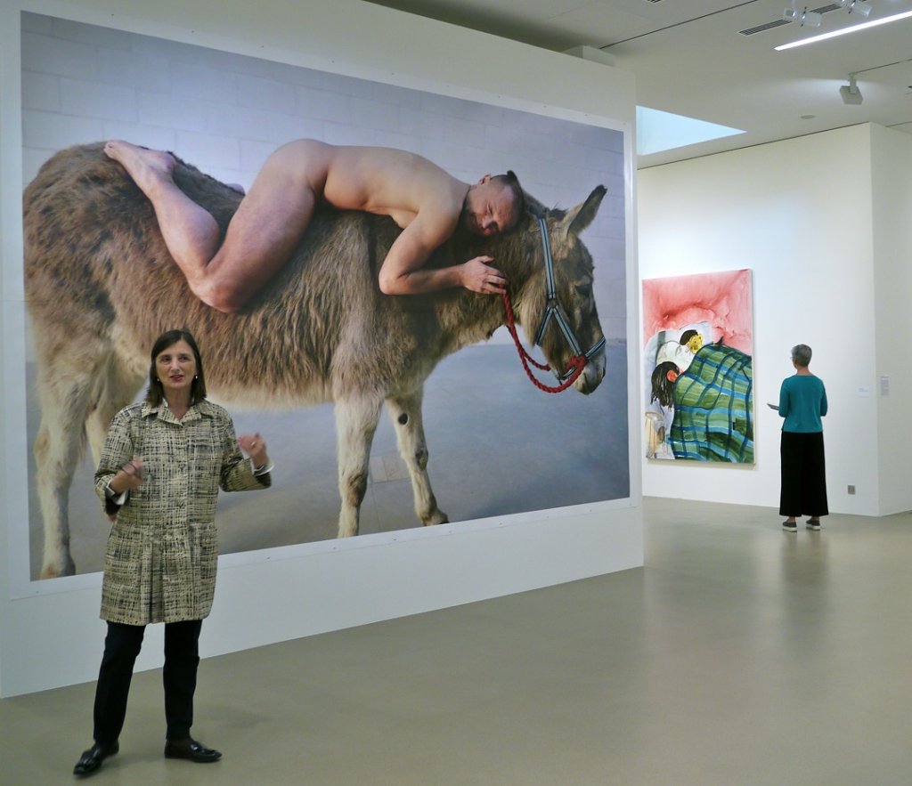 Brice Curiger présente « Self-portrait, Plates/Teller n°36, 2016 » de Juergen Teller, un des points forts au centre de l’exposition «La vie simple-Simplement la vie» (Photo Michel Egea)