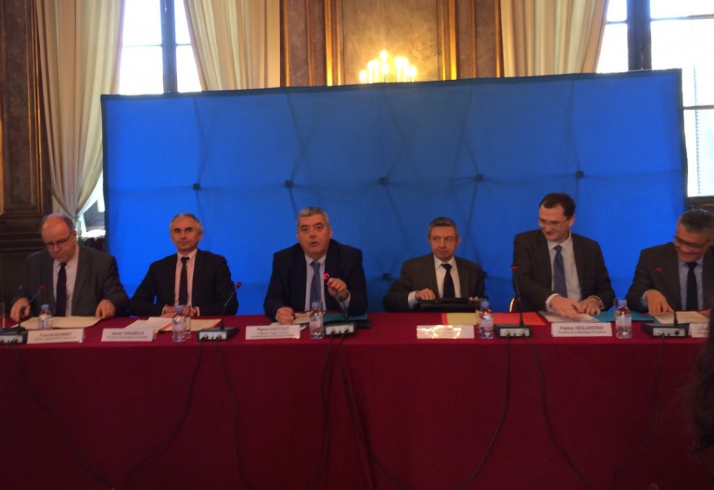 Francis Bonnet, directeur régional des Finances publiques - Xavier Tarabeux procureur de Marseille - Pierre Dartout, préfet de Région - Achille Kiriakides, procureur d'Aix-en-Provence - Patrick Desjardins, procureur de Tarascon et Christophe Reynaud directeur de cabinet du Préfet ont présenté les résultats 2017 du Codaf 13 (Photo Mireille Bianciotto) Francis Bonnet, directeur régional des Finances publiques - Xavier Tarabeux procureur de Marseille - Pierre Dartout, préfet de Région - Achille Kiriakides, procureur d'Aix-en-Provence - Patrick Desjardins, procureur de Tarascon et Christophe Reynaud directeur de cabinet du Préfet ont présenté les résultats 2017 du Codaf 13 (Photo Mireille Bianciotto)