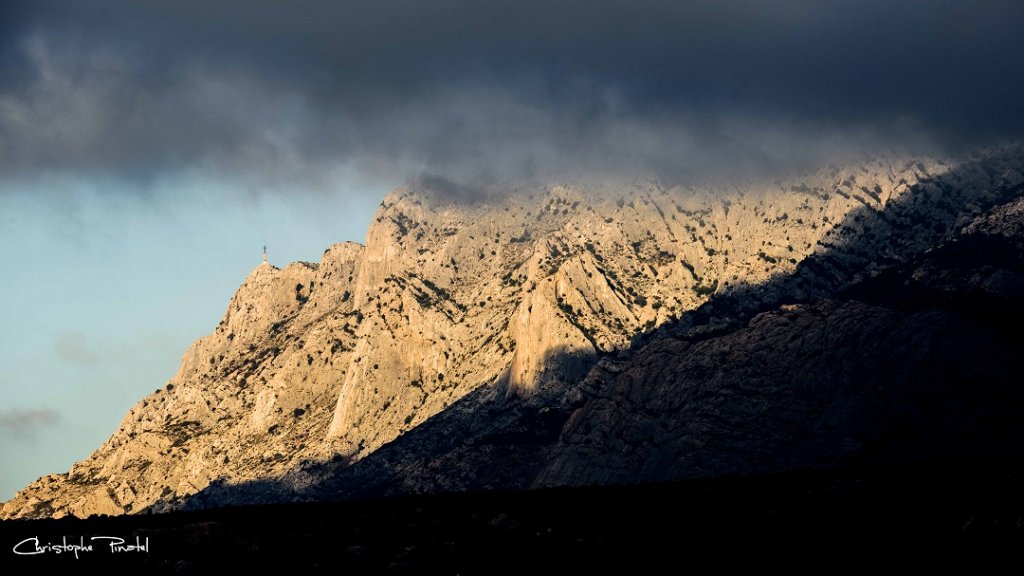 "La Sainte-Victoire se joue des nuages dans un ballet d'ombres et de lumière" (Photo Christophe Pinatel)