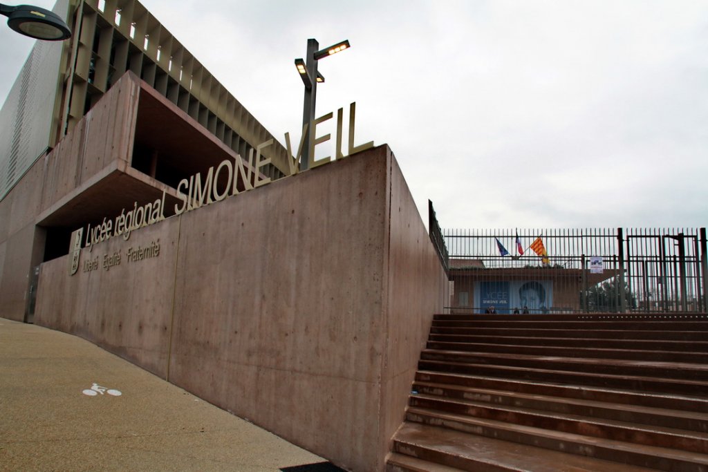Ouvert depuis la rentrée 2017, le lycée Saint-Mitre (14e) a pris le nom de Simone Veil, en hommage à une femme d'exception décédée le 30 juin 2017 (Photo Robert Poulain) Ouvert depuis la rentrée 2017, le lycée Saint-Mitre (14e) a pris le nom de Simone Veil, en hommage à une femme d'exception décédée le 30 juin 2017 (Photo Robert Poulain)