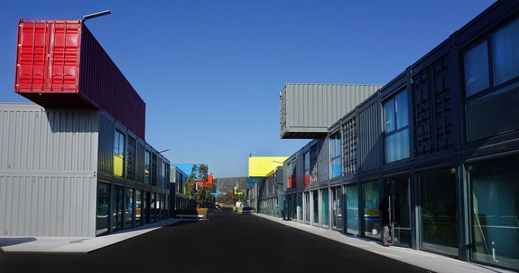 16 500 m² de boutiques totalement réalisées en architecture conteneurs (Photo MIF68/Antoine Buquen)