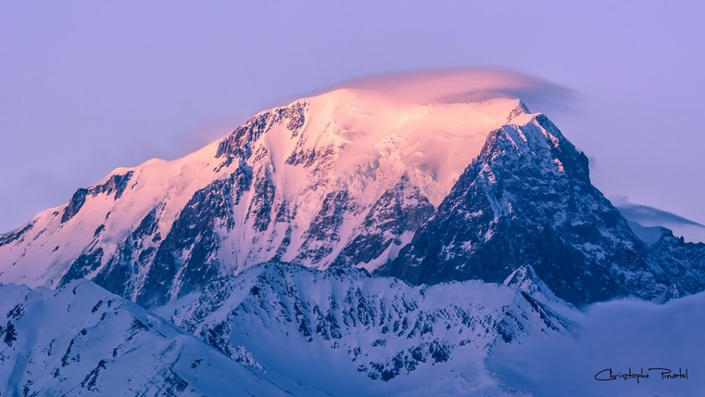 La photo du jeudi de Christophe Pinatel " Le Mont-Blanc capte les derniers rayons du soleil"