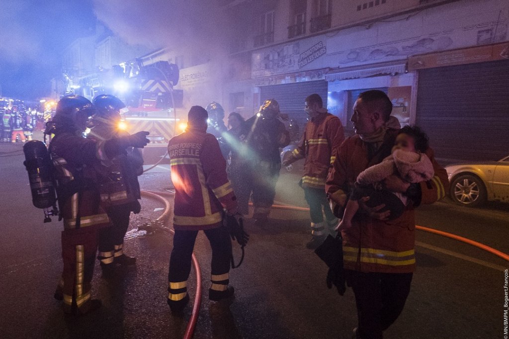 Huit personnes ayant inhalé des fumées, dont 1 femme enceinte, 3 enfants et 1 nourrisson, ont été transportées dans divers hôpitaux de la ville (Photo : BMPM - François Bogaert)
