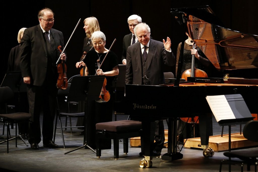 19 cordes et un piano pour servir Bach de façon moderne c’est ce qui était proposé par Sir Andras Schiff et les musiciens de la Cappella Andrea Barca. (Photo Caroline Doutre)