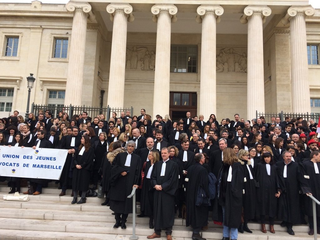 Mobilisation des avocats du barreau de Marseille en février dernier dans le cadre de la Journée nationale pour l’accès à la justice (Photo Mireille Bianciotto)