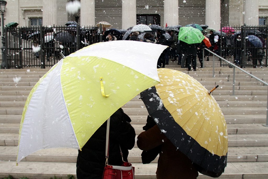 Parapluies de Cherbourg? Que nenni ! Parapluies de Marseille... sous la neige (Photo Robert Poulain)