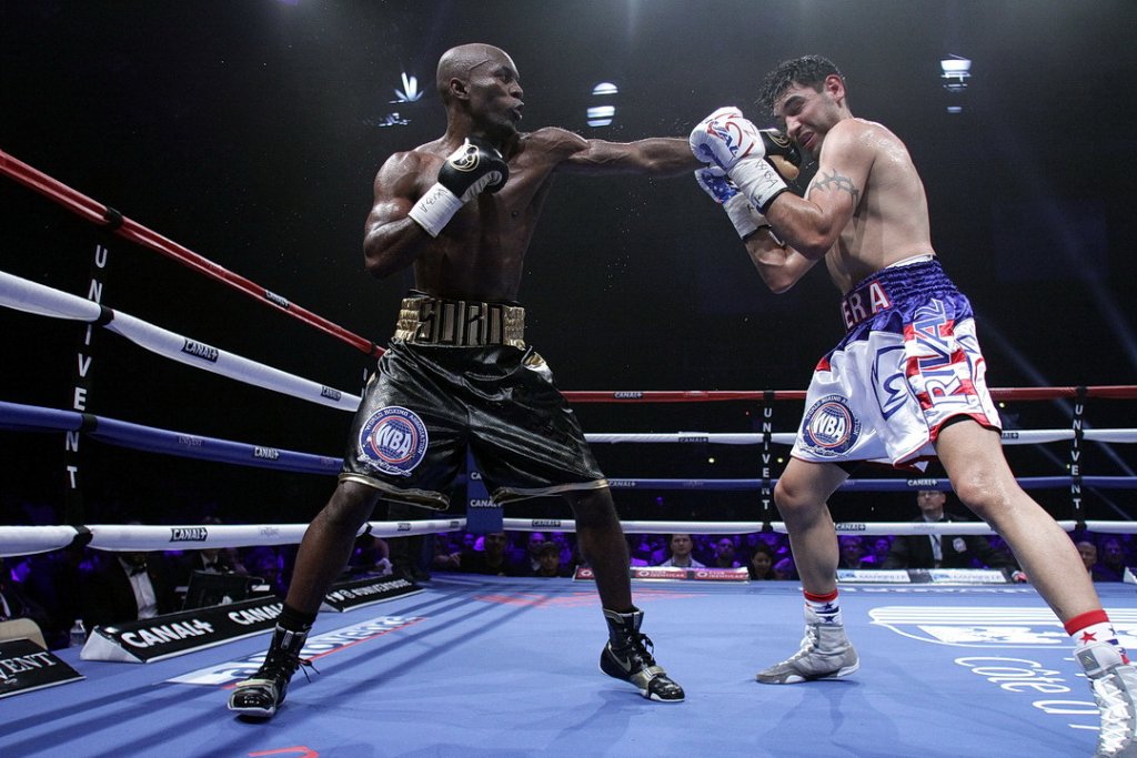 Le Français Michel Soro a battu à l'unanimité des juges l'Américain John Vera en demi-finale du championnat du monde WBA des super-welters (Photo Robert Poulain)