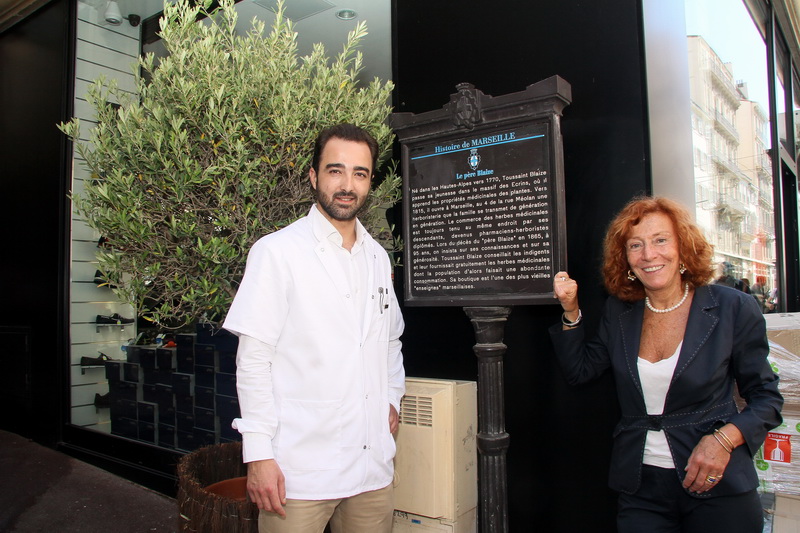 Martine Blaize-de Peretti et Cyril Coulard -qui a repris en 2013 l'herboristerie Le Père Blaize à Marseille-  lors de l'inauguration en 2015 de la plaque du bicentenaire de cette institution marseillaise (Photo Robert Poulain)