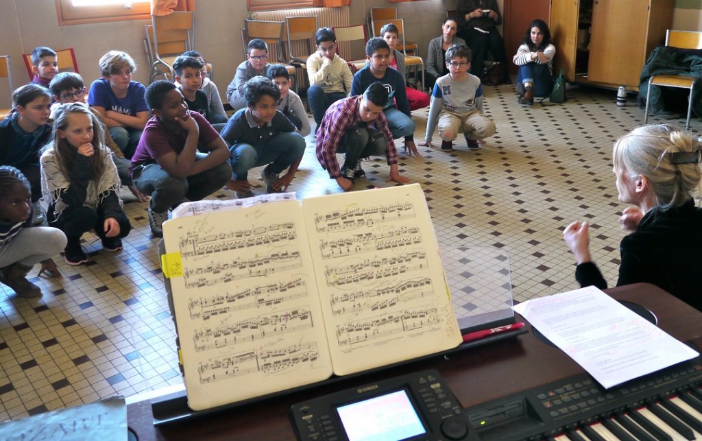 Sentir la musique et accompagner un crescendo avec son corps : l’un des exercices pratiqué parla classe de CM2. (Photo M.E.)