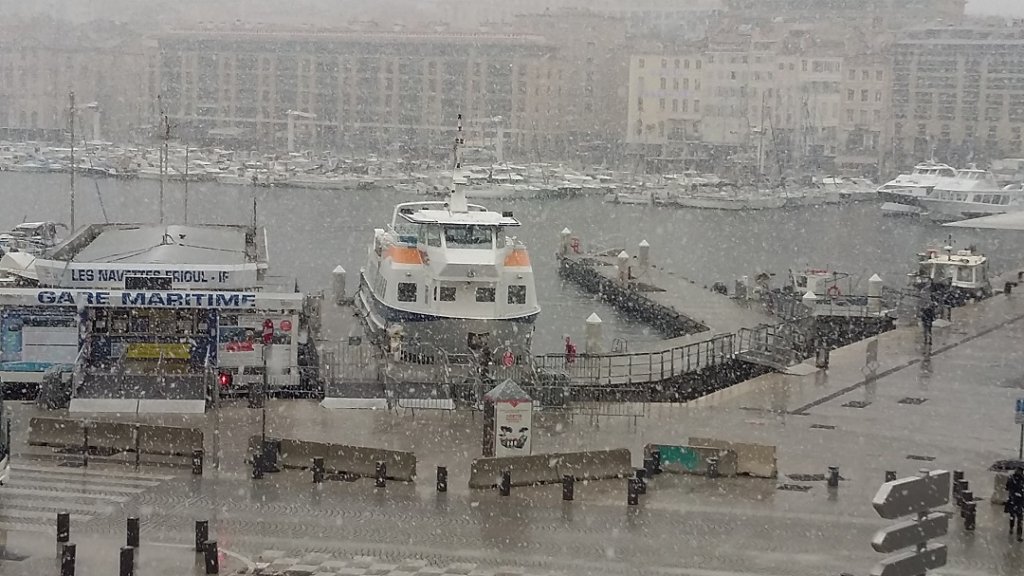 Le Vieux-Port de Marseille sous la neige au printemps (Photo Patricia Maillé-Caire)