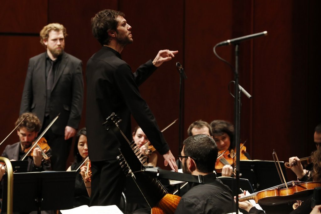 Raphaël Pichon et sa direction d’orfèvre pour cette Passion selon  Saint-Jean de Bach qui fera date avec, en arrière plan, Julian  Prégardien, immense. (Photo Caroline Doutre)