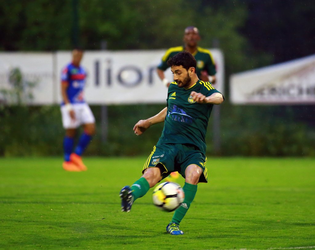 Rémy Sergio a essayé de tromper la vigilance du gardien de but adverse. (Photo Laurent Saccomano/Wallis.fr)