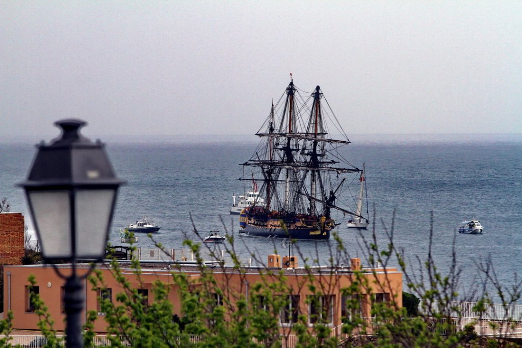 Arrivée de l'Hermione dans la rade de Marseille (Photo Robert Poulain)