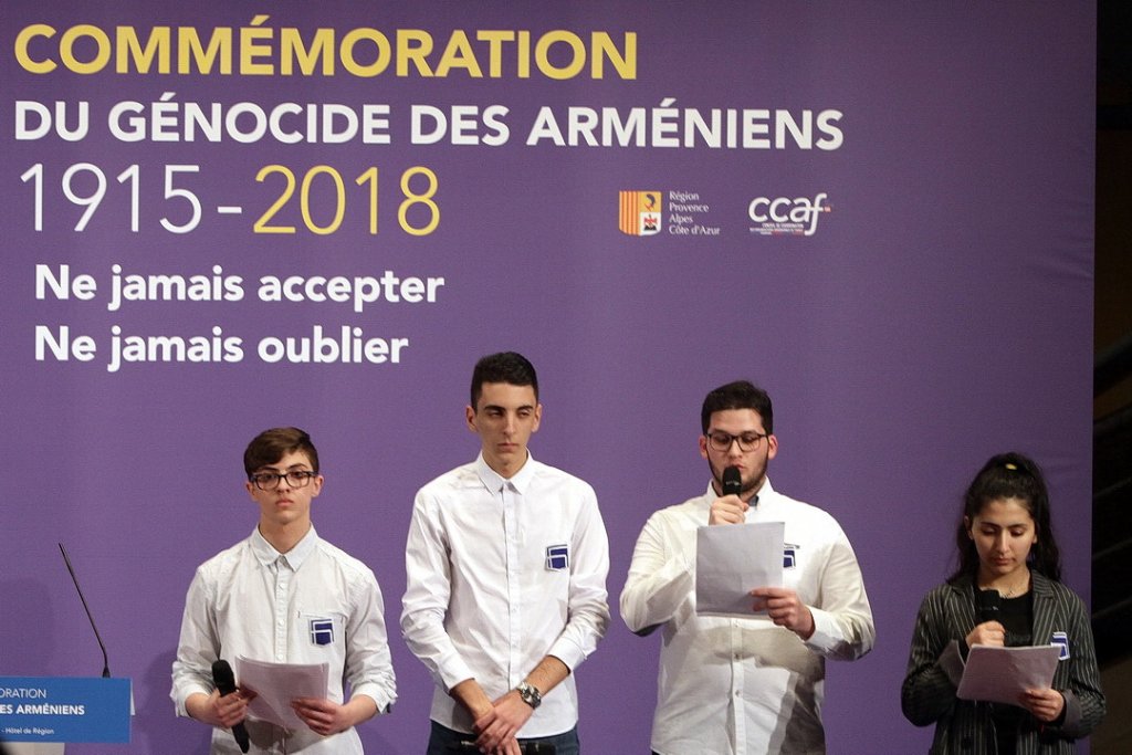 Des élèves du Lycée Hamaskaïne ont lu des textes sur la rafle des intellectuels du 24 avril, la  déportation et l’arrivée à Marseille (Photo Robert Poulain)
