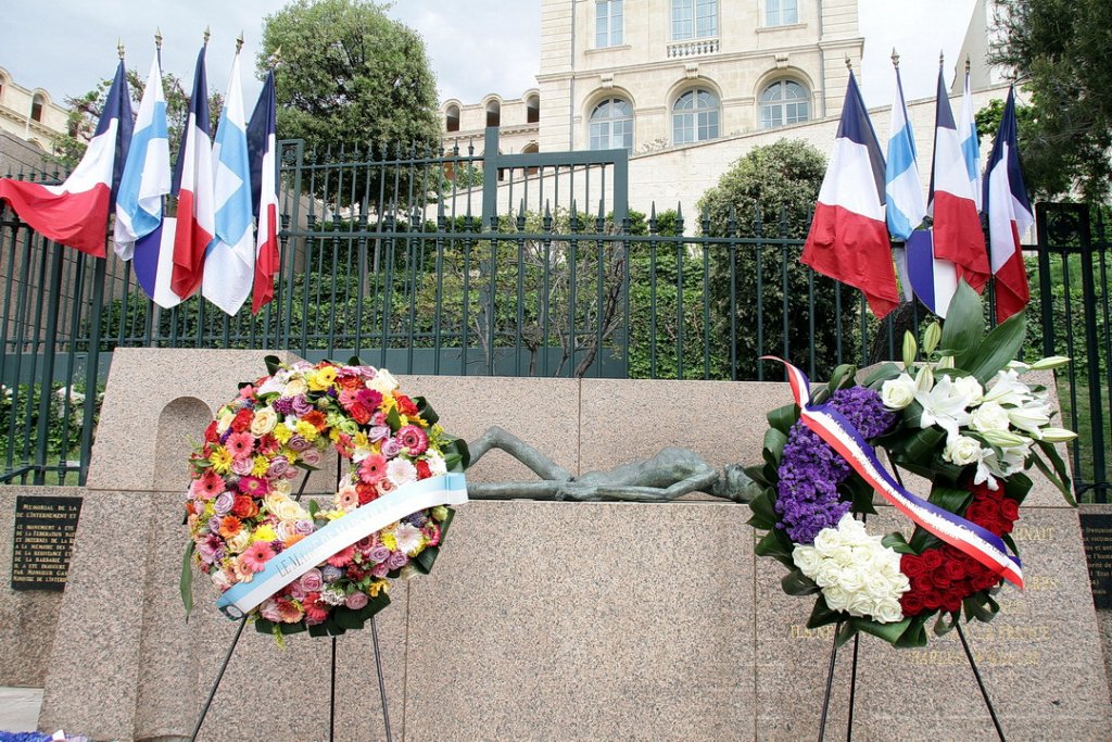Journée nationale du souvenir des victimes et des héros de la déportation au Monument de la Déportation place du 23 janvier 1943 à Marseille (Photo Robert Poulain)
