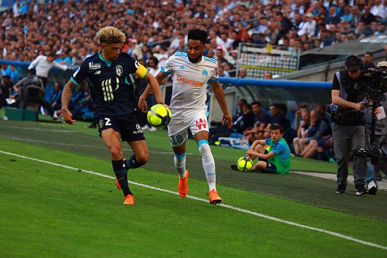 Jordan Amavi à la lutte avec un Lillois (Photo Laurent Saccomano/Wallis.fr)