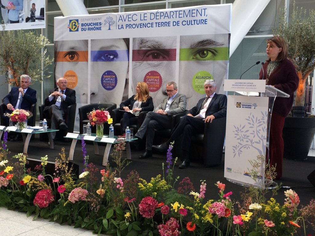 Martine Vassal a dévoilé les 4 capitales provençales de la Culture 2018 en présence de Sabine Bernasconi, vice-présidente en charge de la culture et des maires des communes sélectionnées (Photo M.B.) Martine Vassal a dévoilé les 4 capitales provençales de la Culture 2018 en présence de Sabine Bernasconi, vice-présidente en charge de la culture et des maires des communes sélectionnées (Photo M.B.)