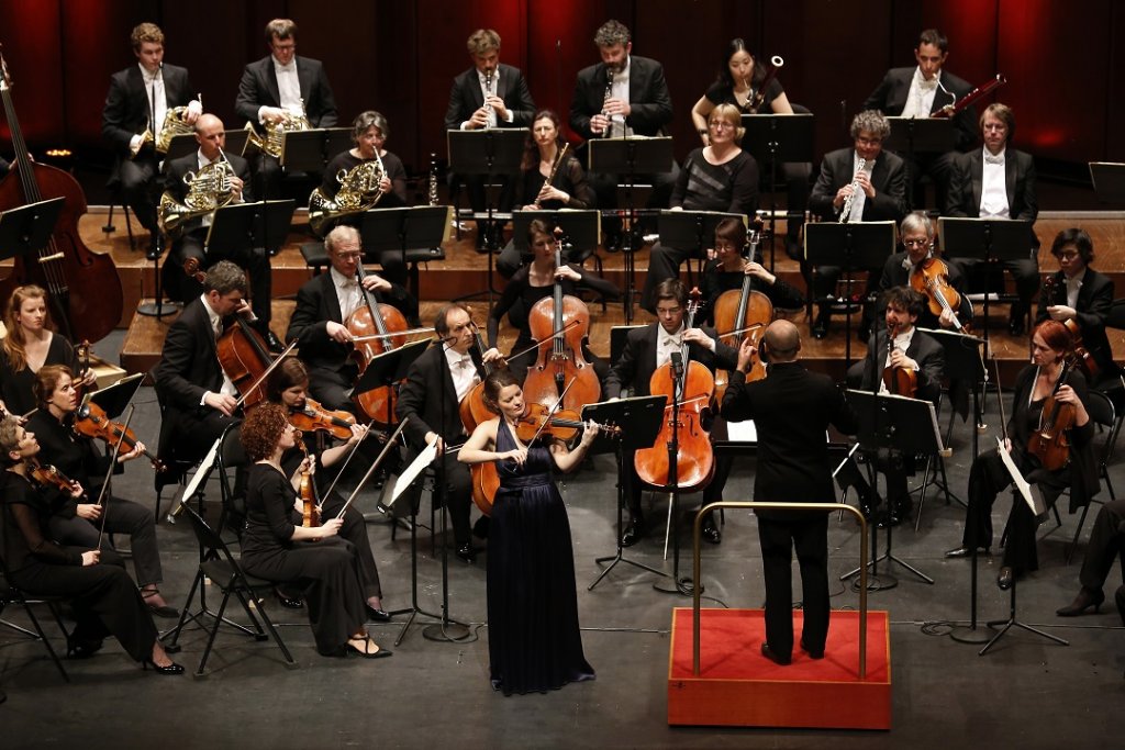 Devant le Deutsche Kammerphilharmonie Bremen, la talentueuse et séduisante violoniste Veronika Eberlé. (Photo Caroline Doutre)