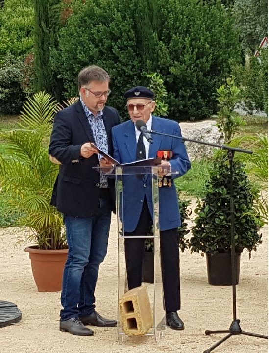 Allocution de Corrado Marcucci, résistant, accompagné de son petit-fils Marc (Photo D.R)