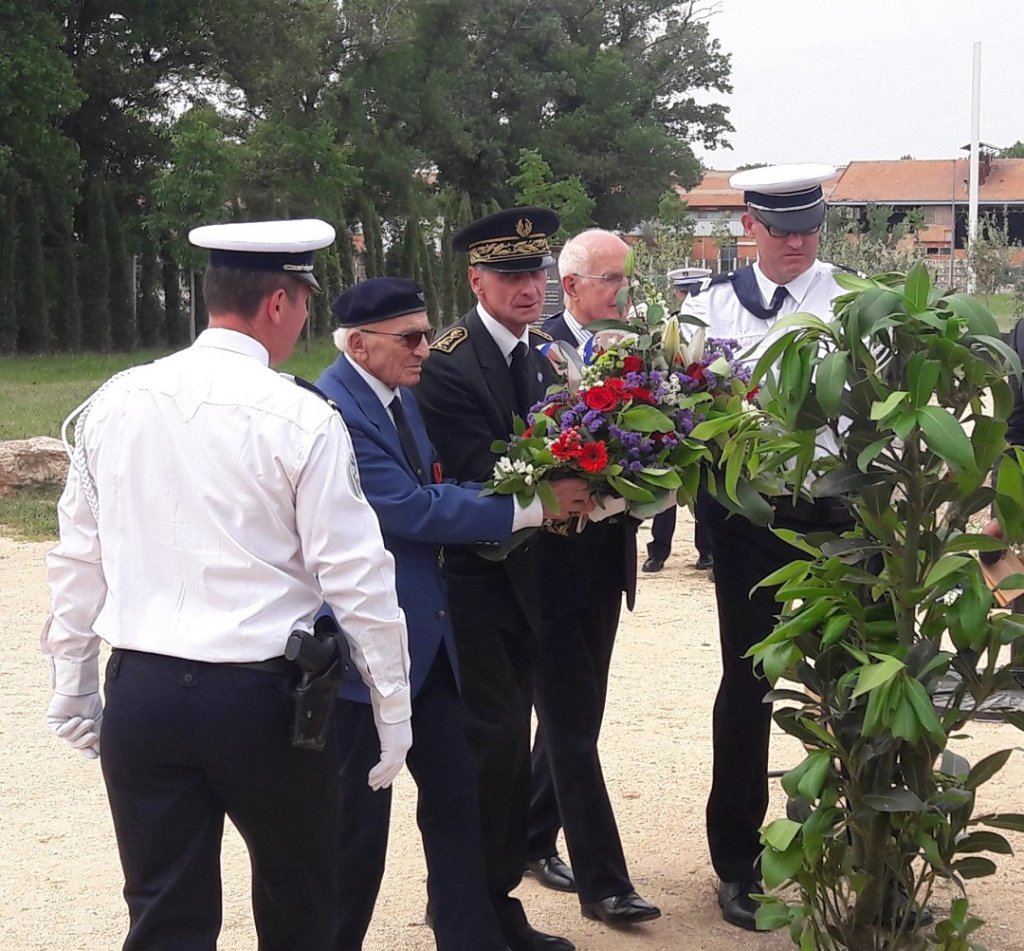 Dépôt de gerbe de Serge Gouteyron accompagné de Corrado Marcucci et Alain Pierret (Photo D.R.)