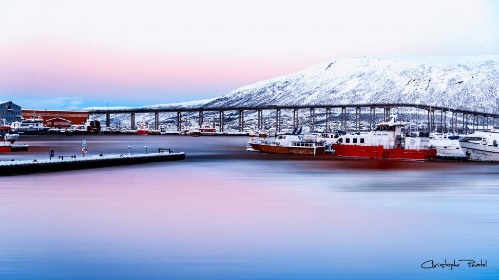 "Douceur d'une nuit polaire sur le port de Tromso en Norvège" (Photo Christophe Pinatel)