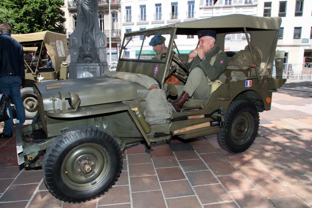 A 14 heures défilé de véhicules militaires d'époque de l'association du Musée de la Mémoire Militaire (Photo Robert Poulain)