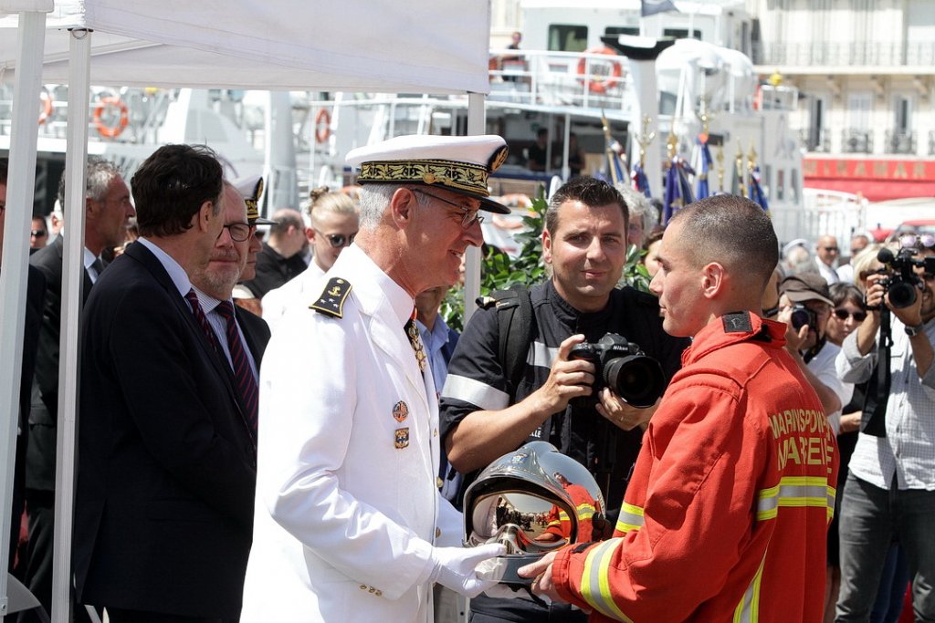 Remise de casque aux nouveaux marins-pompiers de Marseille (Photo Robert Poulain)