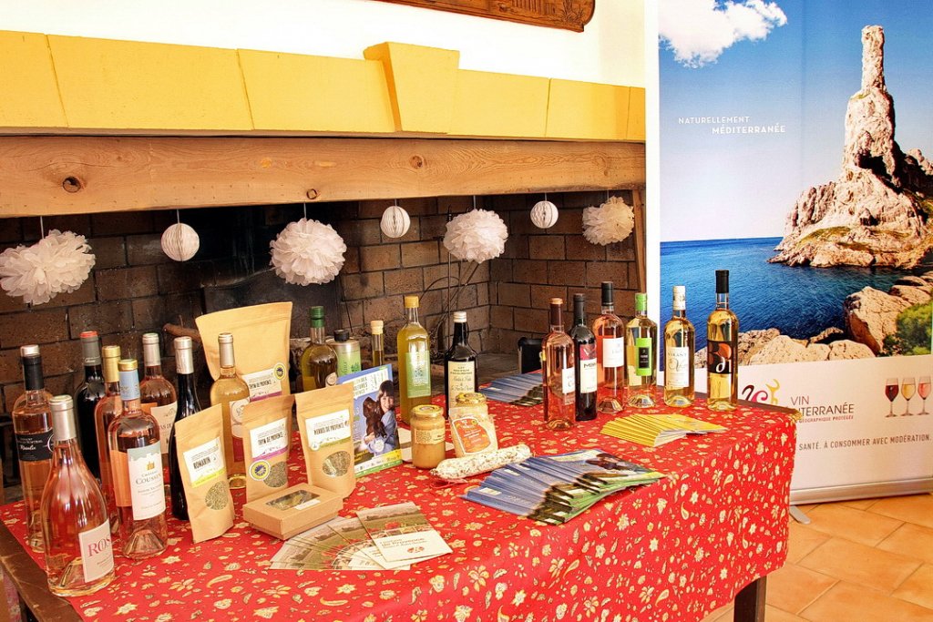 Qui dit que la Provence n'est pas gourmande: huile d'olive, vins, riz, herbes de Provence...(Photo Robert Poulain)